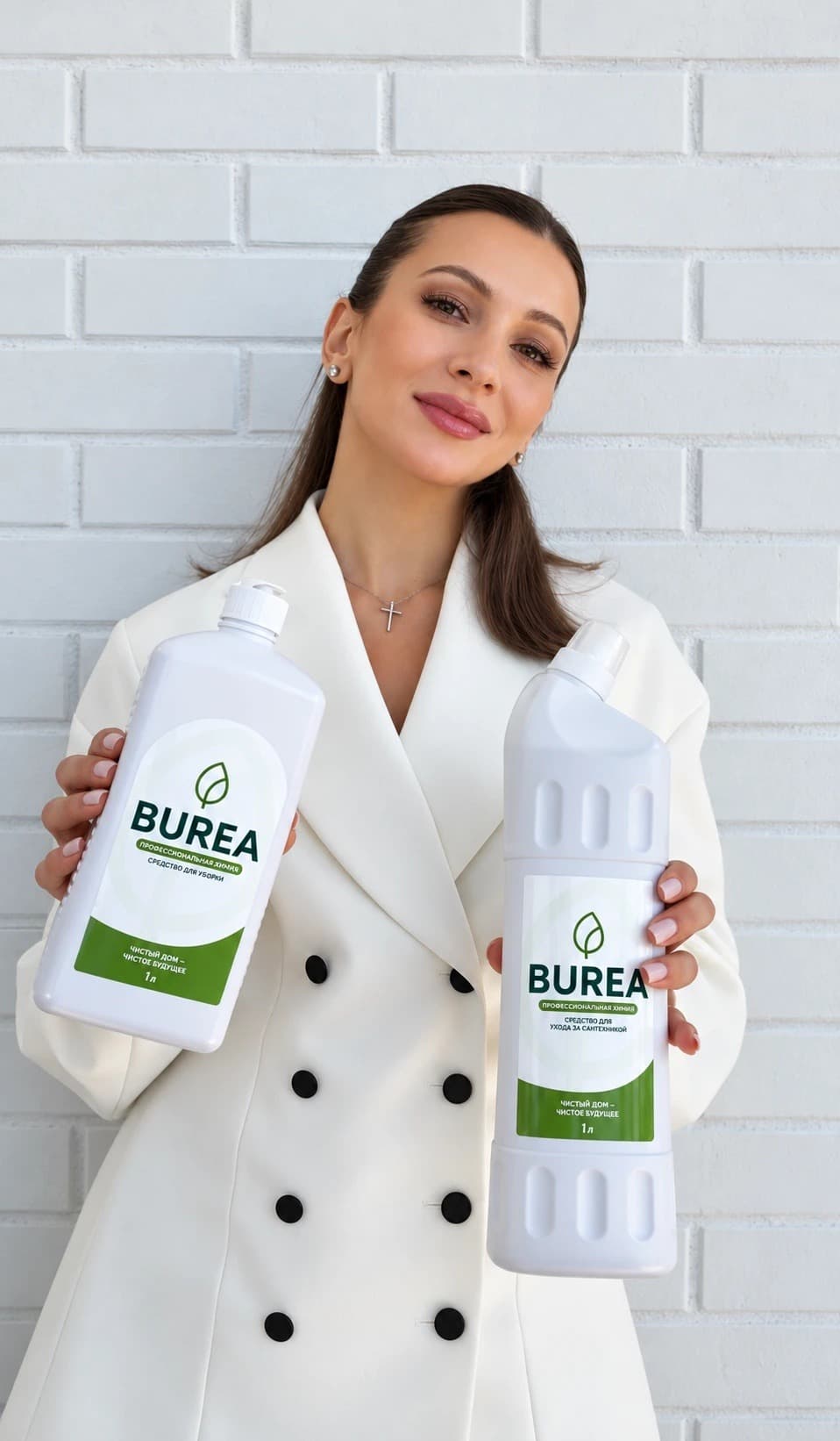 Основательница BUREA с флаконами средств
